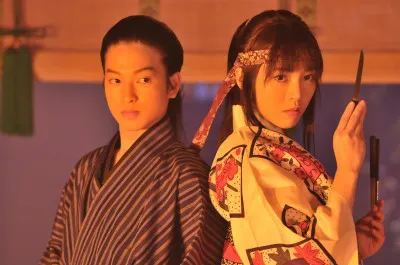 釈由美子と大道芸で身を立てている姉弟役で共演
