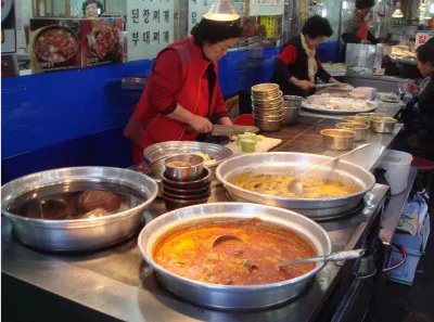“韓流おでん”などが並ぶ韓国のスープ屋台