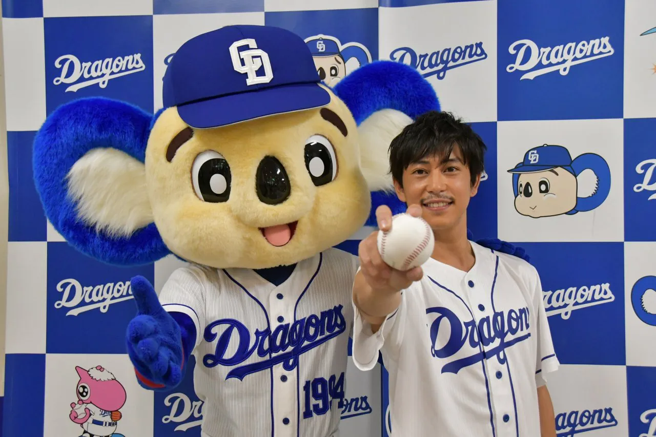 始球式に挑んだ佐野岳(右)と中日ドラゴンズのマスコットキャラクター・ドアラ(左)