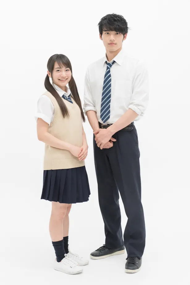 【写真を見る】カメラをじっと見つめる岡田健史と笑顔の福田愛依。制服姿がとってもキュートだ