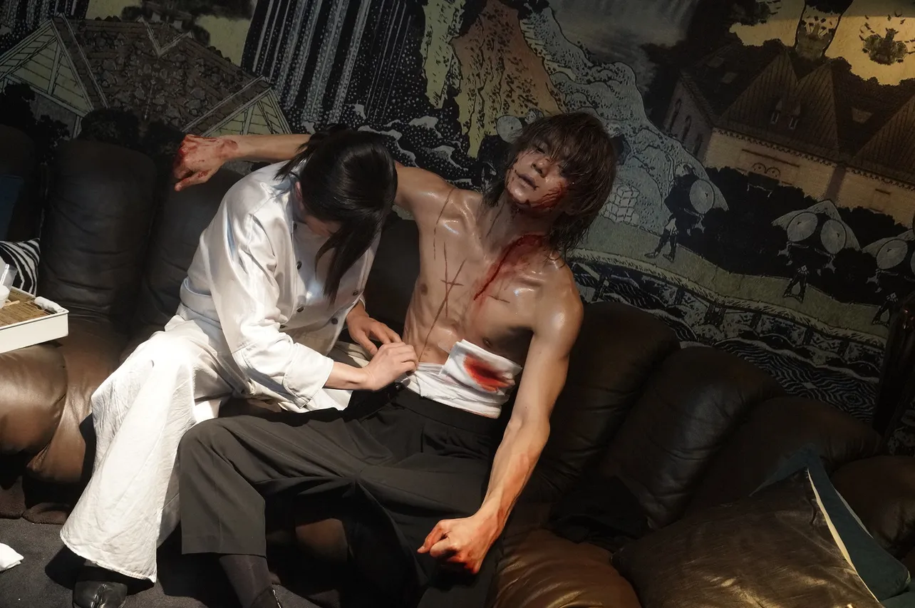映画「Diner ダイナー」より、傷だらけのスキン(窪田正孝)と、スキンを介抱するボンベロ(藤原竜也)の場面写真が到着