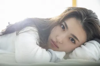 “オトナ美少女”長見玲亜、念願のかわいい制服姿&素のカット解禁「テンションが上がりました!」