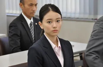 <試写室>「警視庁・捜査一課長」捜査情報を貢がせる?“最年少刑事”山本舞香に夢中