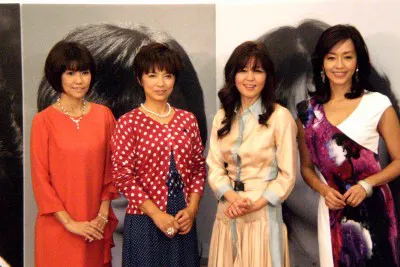舞台に出演する松本伊代、榊原郁恵、石野真子、早見優（写真左から）