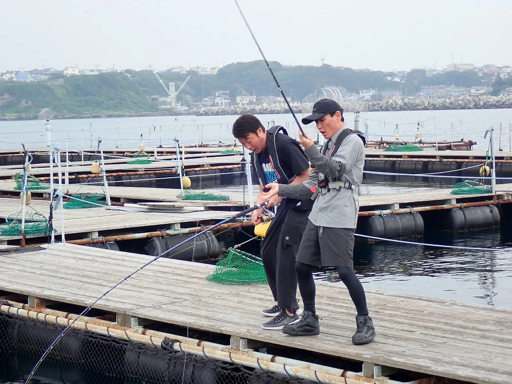 【写真を見る】山口一郎と加藤浩次が釣り対決で白熱!!