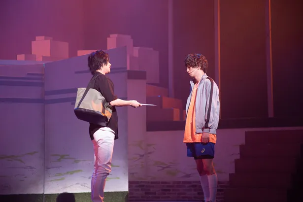 平野良(左)は「東京シティ・エスペリオン」ジュニアユースの監督・福田達也を演じる。アシト(杉江大志)の才能を見抜き、クラブのセレクションに誘う