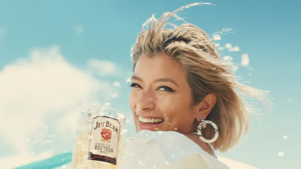 「ジムビーム」の新CM“Love Summer!”篇