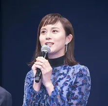 比嘉愛未、幼少期の“シーサー”との2SHOTに反響続々「この子キレイになる!」「もう美女だわ」