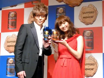 「ショコラブルワリー」の発売記念イベントに登場した（写真左から）哀川翔、藤本美貴