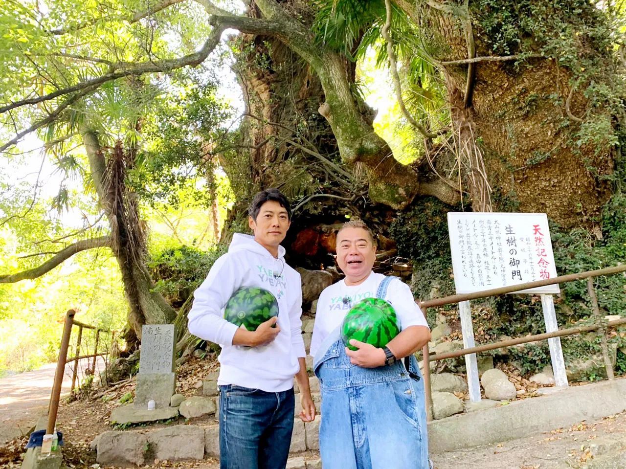 生樹の御門の前で記念撮影