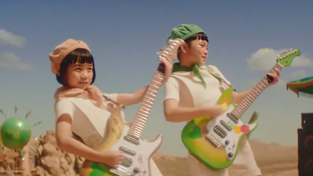 グリーンダカラちゃん ムギちゃん姉妹 歌もギターも初挑戦の新cm公開 1 3 芸能ニュースならザテレビジョン