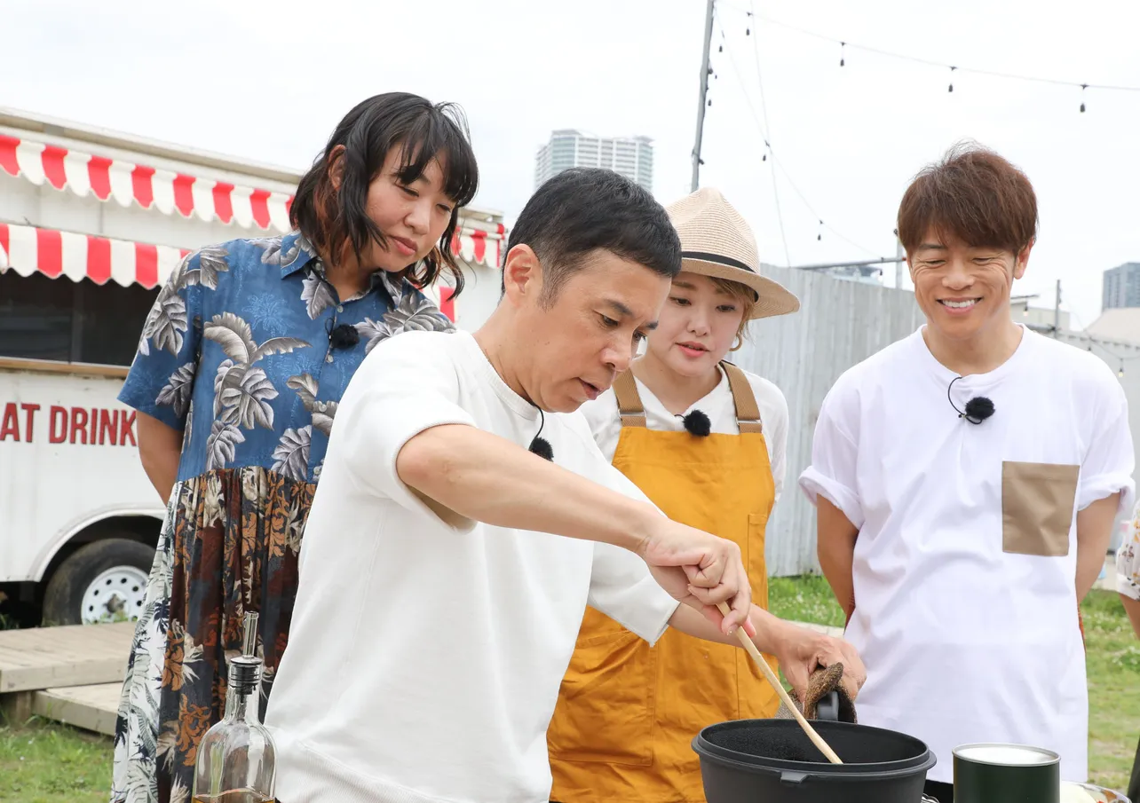 【写真を見る】キャンプ好き、バーベキュー好きの岡村も料理の腕前を披露する