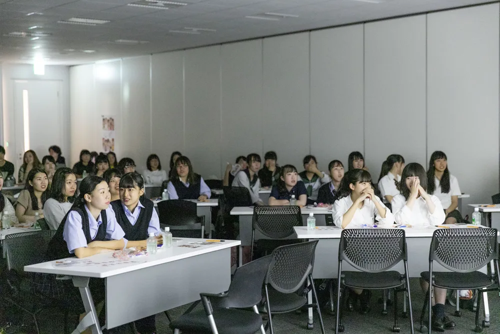 【写真を見る】女子高生からオトナ女子まで約50人が参加した先行試写会に潜入！