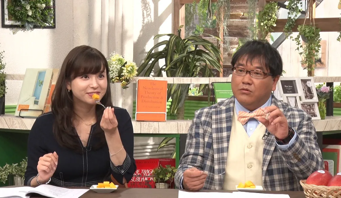 【写真を見る】マンゴーを試食し、そのおいしさに感動する角谷暁子アナウンサー