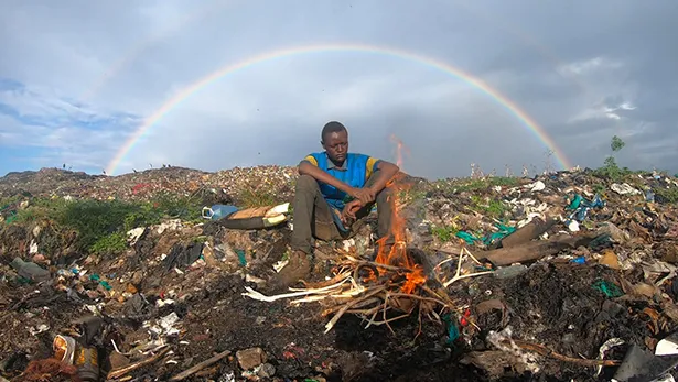【写真を見る】ケニアのゴミ山暮らしの若者飯