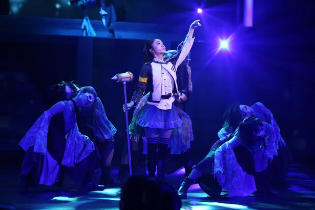 舞浜アンフィシアターならではの演出が、舞台少女たちのきらめきをさらに引き立てる