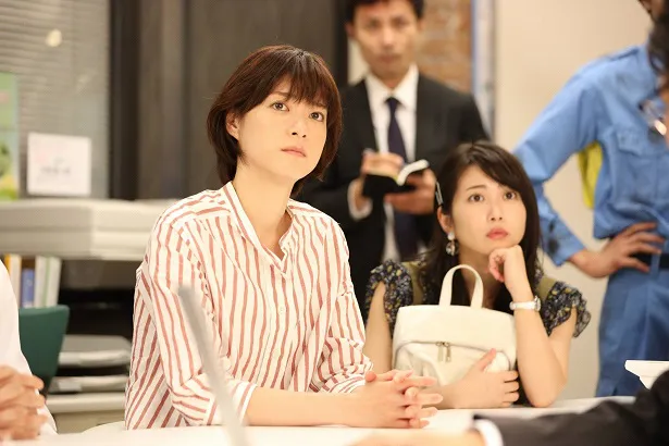 【写真を見る】真剣な顔つきで身元究明に臨む朝顔(上野樹里)と光子(志田未来)