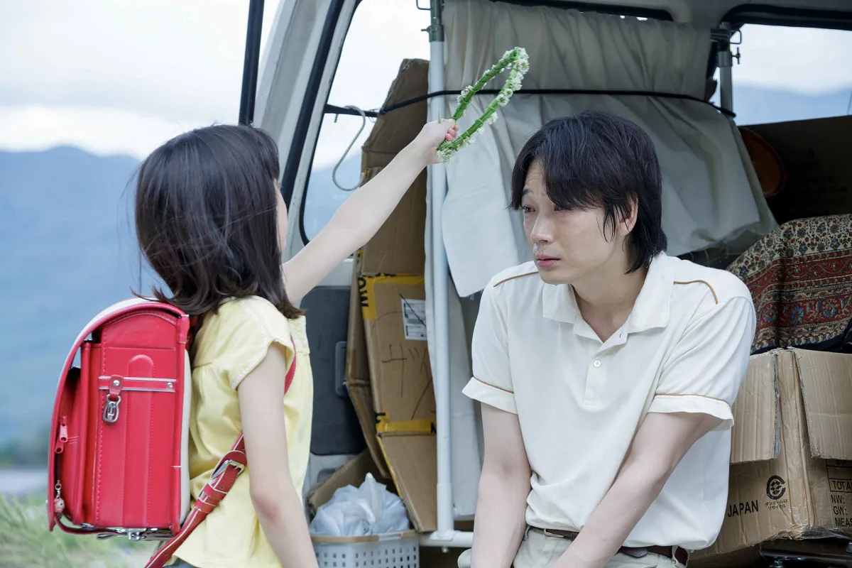 【写真を見る】綾野剛の頭に花冠をのせようとする少女