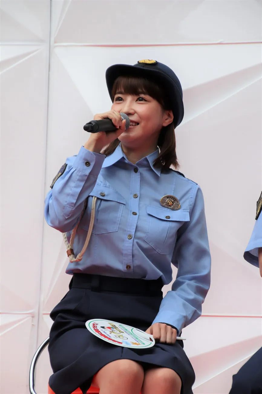 【写真を見る】鮫島弥生を演じる岸明日香は警官の制服で登場