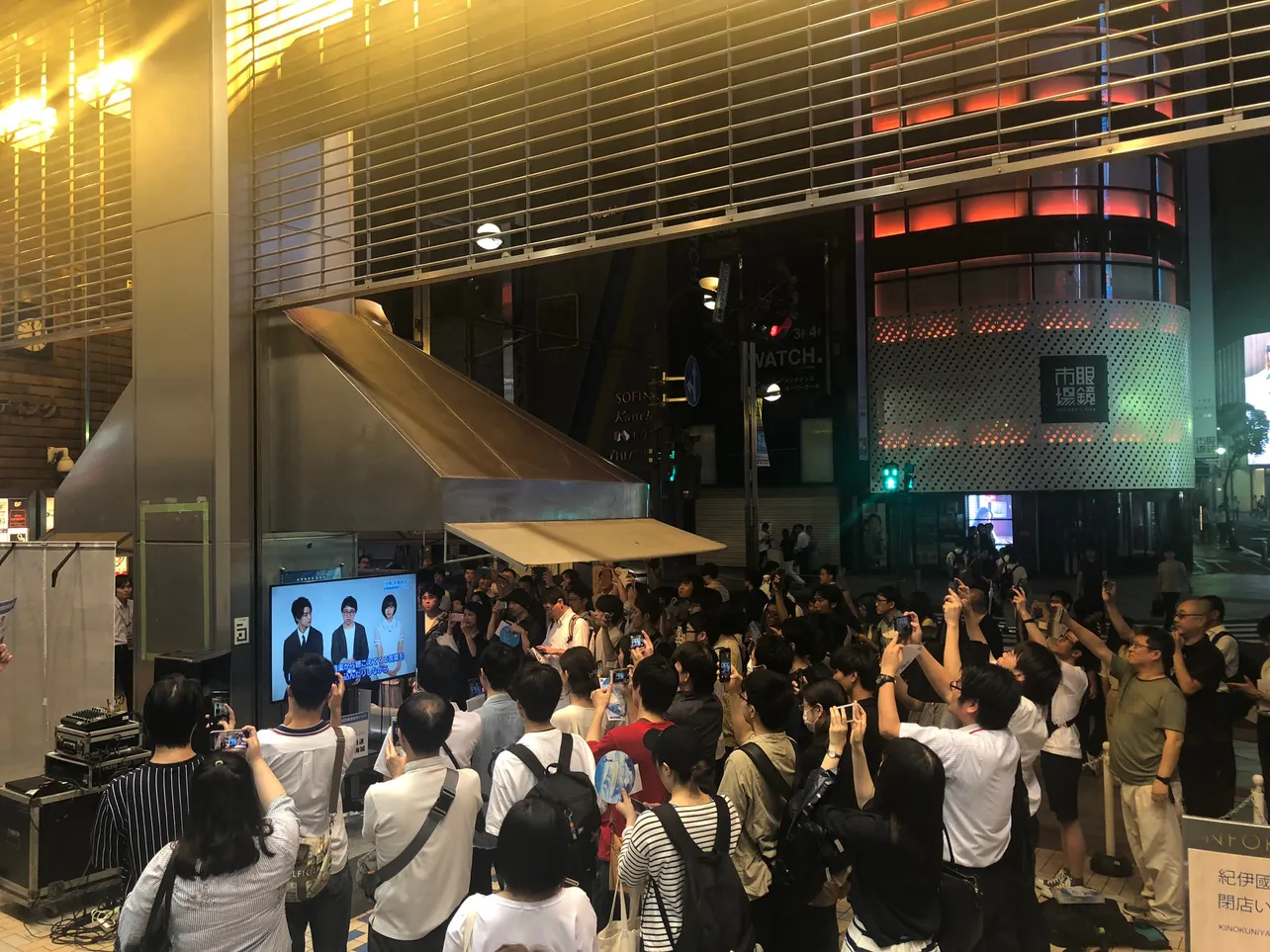【写真を見る】新海監督・醍醐虎汰朗・森七菜の映るモニターを囲む100名のファン