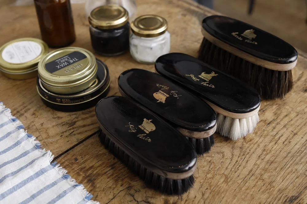 【写真を見る】「靴磨き」では、櫻井と相葉がどちらがきれいに磨けるか対決を！
