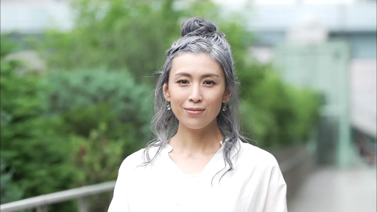 【写真を見る】美人はどんなヘアカラーも似合う！　仕掛け人・雛形あきこのグレイヘアSHOT