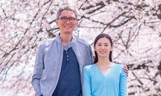【写真を見る】満開の桜をバックに満開のスマイルを見せる“年の差夫婦”松重豊＆北川景子