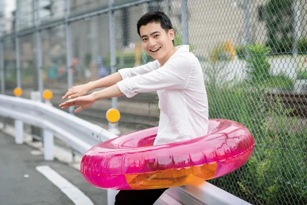 【写真を見る】水泳男子日本代表選手を演じる西山潤。浮輪を持ってごきげん？