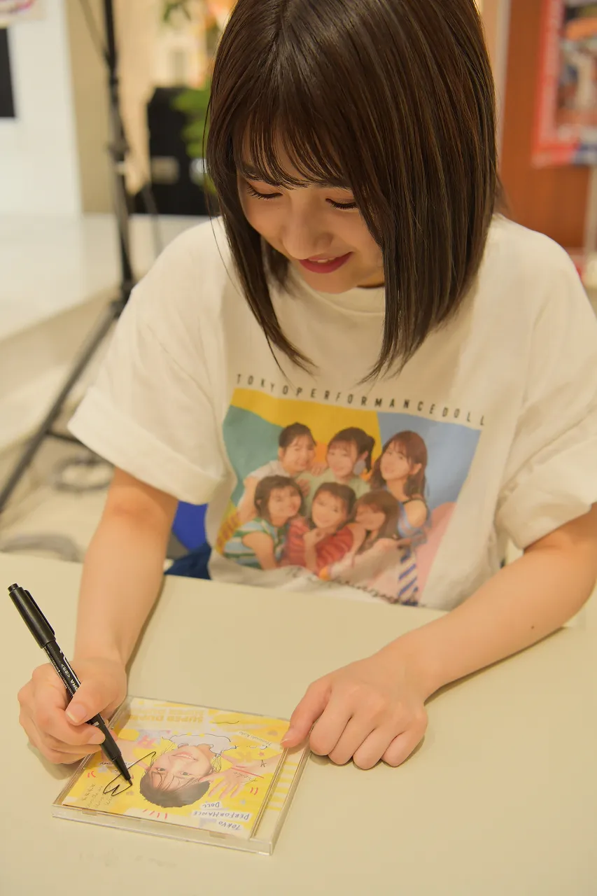 「(浜崎)香帆ちゃんのCDに書くんですか～？」とニコッと笑いながらサインしてくれた櫻井紗季