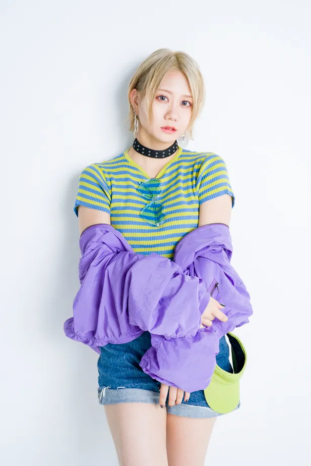 【写真を見る】MVでは自身のメンバーカラーである“水色×黄緑”のトップスを着用