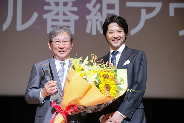 衛星放送協会特別賞受賞の杉田成道氏と、ゲストに駆けつけた緒形直人氏