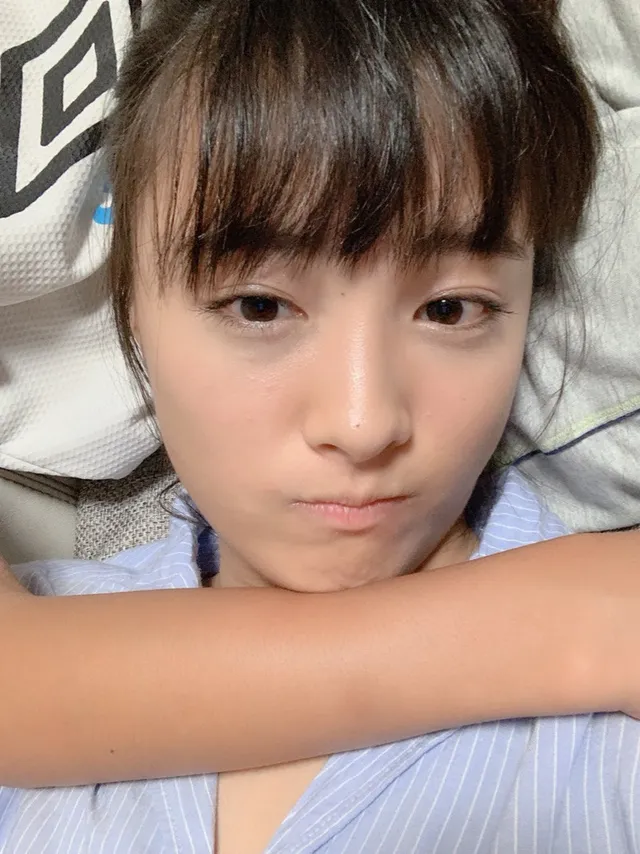【写真を見る】大友花恋、弟の膝枕で横になる仲良しSHOT！