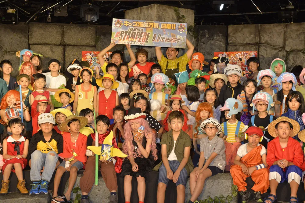 東京ワンピースタワーに集まった、100人の海賊コスプレの子供たち