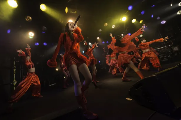 赤い情熱的な衣装は、2月にリリースされた「my way」のイメージから製作されている