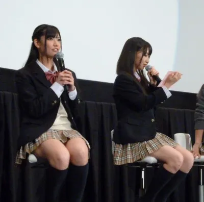 倉持明日香（写真左）は学生たちからの恋の悩みを聞き「いいなぁ～、学生っていいな」と本音がポロリ