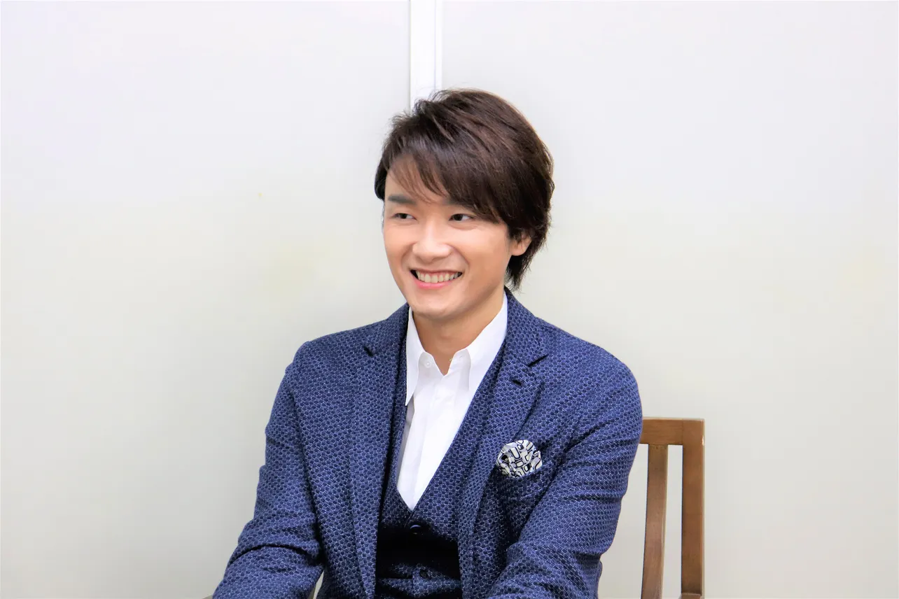 【写真を見る】インタビュー中におちゃめな笑顔を見せる井上芳雄