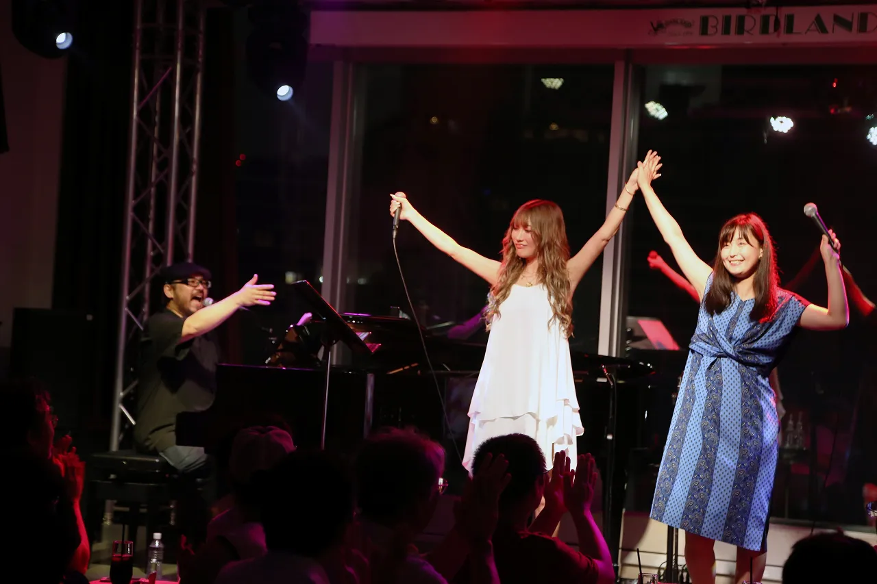 【写真を見る】ライブを成功させ喜びの表情を見せた平方元＆AIKA＆並木塔子