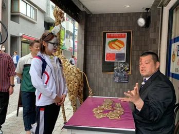 SKE48が野性爆弾・くっきーと共演 山内鈴蘭&惣田紗莉渚が“白塗り”で人気漫画のキャラクターに!?