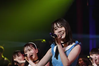 虹コン、七色に彩られた初のバンド編成ライブ!衣装は初お披露目の“なぎちゃん”根本凪デザイン!!