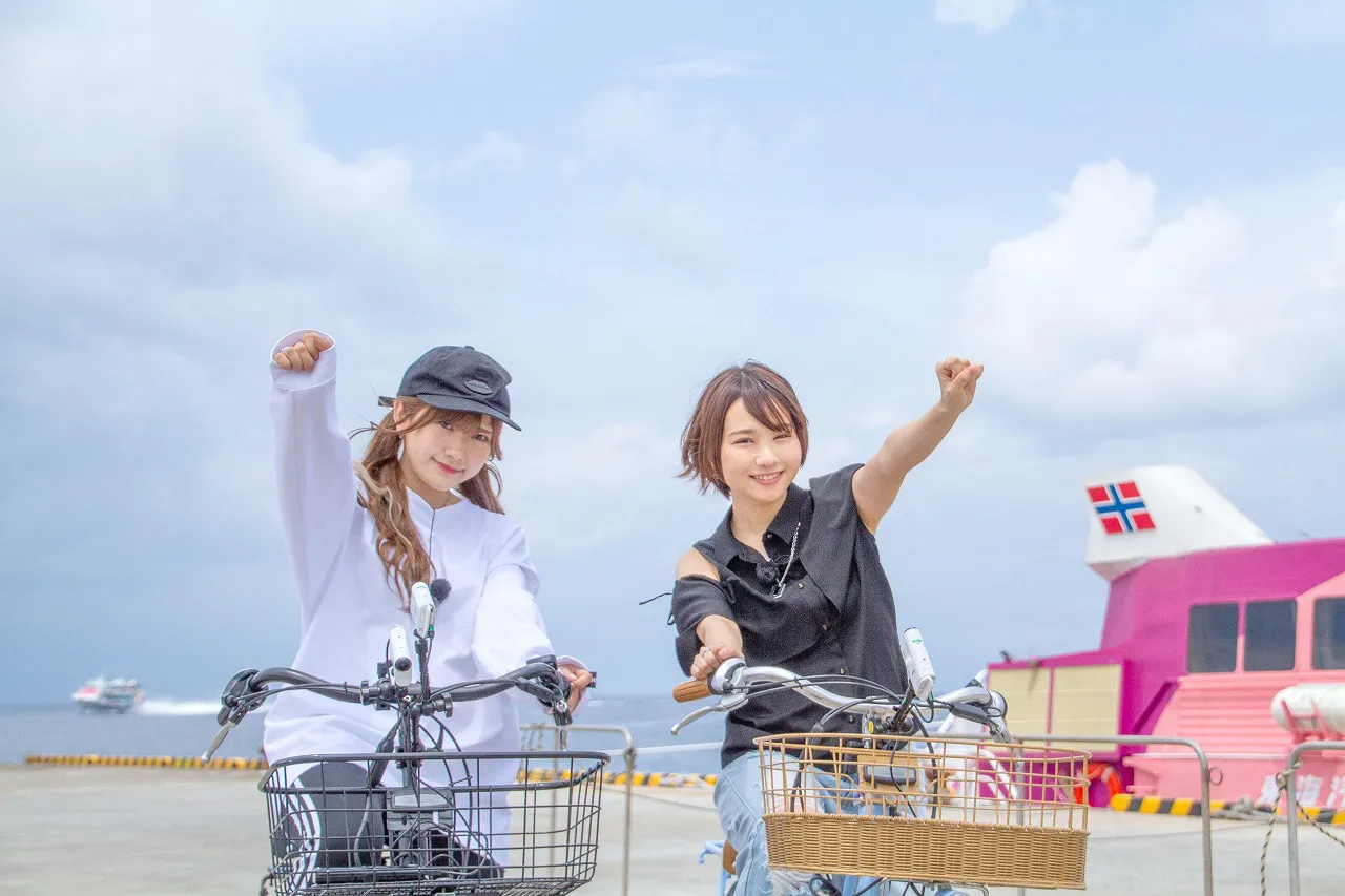プライベートでも仲良しな山田麻莉奈(左)と富田美憂(右)が、電動自転車で伊豆大島をぐるりと一周