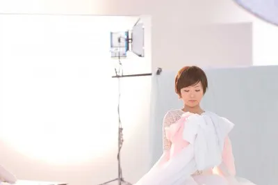 「アカペラ純白肌」篇に出演する椎名林檎のメーキングカット