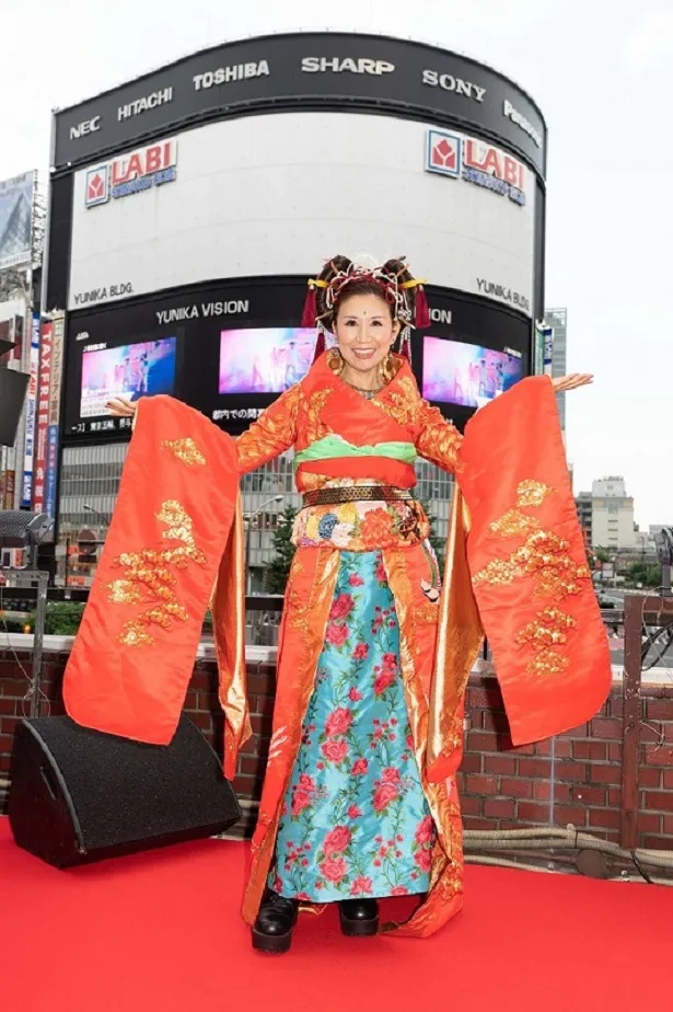 西武新宿駅前の特設野外ステージに和装姿で登場した高橋洋子