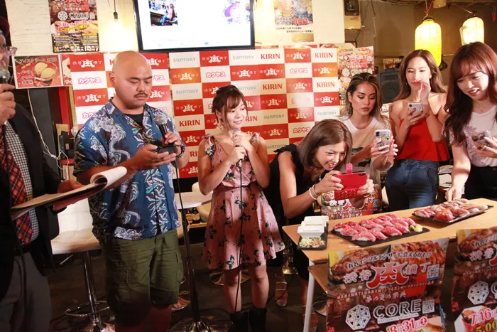 「9周年インスタ映え大賞」のユッケ寿司に食いつく一同