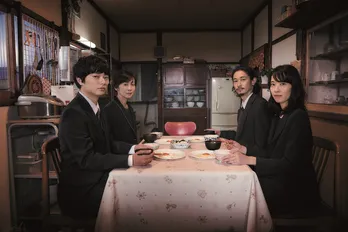 染谷将太&戸田恵梨香がびっくり…お通夜に“目玉焼き”?映画「最初の晩餐」予告編&場面写真が解禁