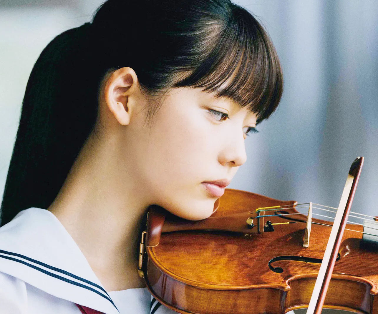 映画「いなくなれ、群青」でバイオリン奏者の中学生を演じる中村里帆