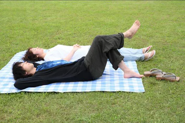 気持ちよさそうに、草の上で横になる凪とゴン