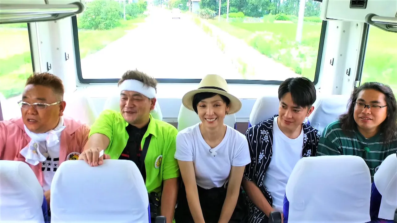 【写真を見る】間宮祥太朗が道中のバスではロッチ・中岡から芸人魂を学ぶ？