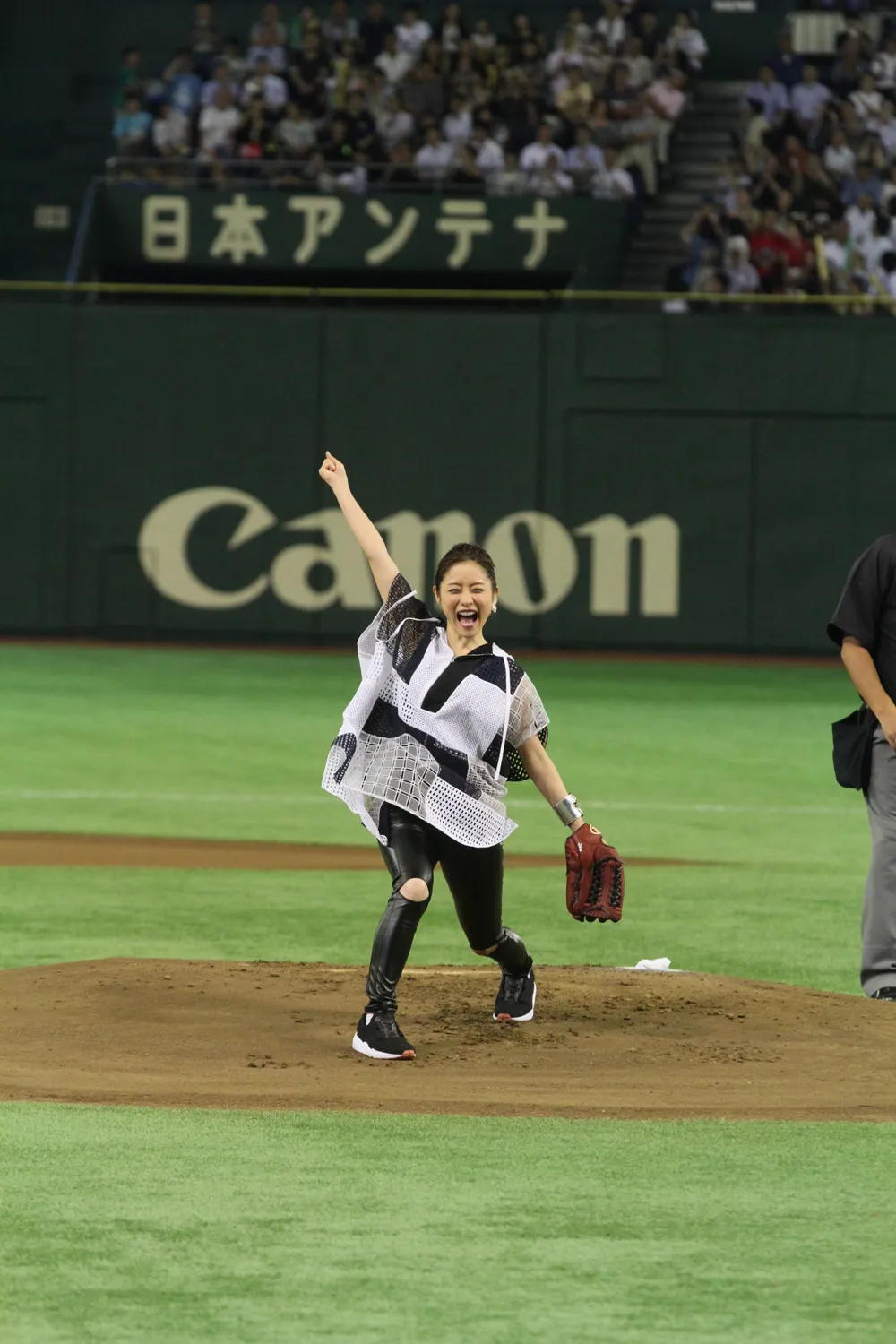 2015年、村田兆二選手の「マサカリ投法」を決めて笑顔を見せる石原さとみ