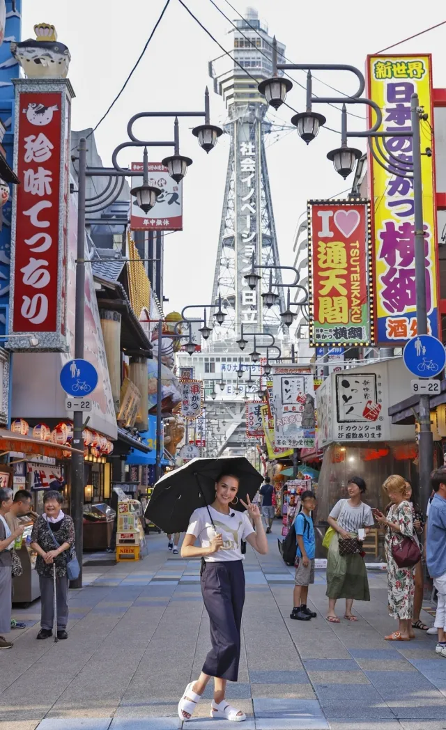 大阪の象徴・通天閣を前にポーズをとるザギトワ