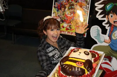 【写真】矢口真里は「パンバチモン」の誕生日ケーキに大喜び！